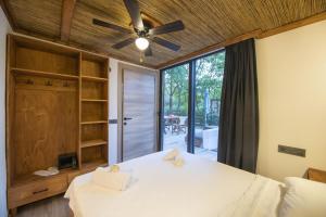 费特希耶Nomade Caravan Camping的一间卧室配有两张床和吊扇