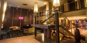 纽卡斯尔Blackrock Hotel的大厅,大楼内有一个螺旋楼梯