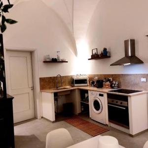 塔维亚诺Corte Petricore的厨房配有水槽和炉灶 顶部烤箱