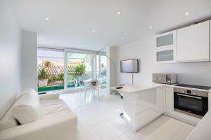 戛纳Agence des Résidences - Appartements privés du 45 CROISETTE - Standard的白色的客厅配有沙发和桌子