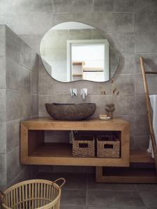 拉加纳斯Cassiopeia Rooms & Suites的一间带水槽和镜子的浴室