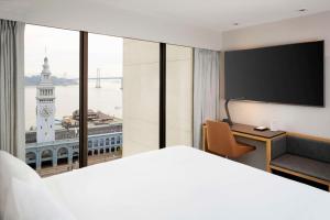 旧金山Hyatt Regency San Francisco的酒店客房配有床、书桌和钟楼