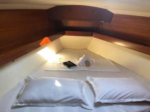 North Aegean SailingGodspeed客房内的一张或多张床位