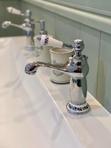 斯米扎尼Chata Paradise的浴室水槽配有水龙头和牙刷
