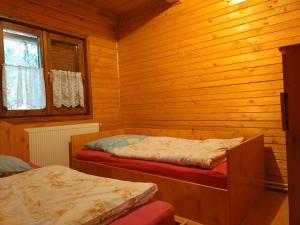红湖Cabana DUY-KAY的小木屋内一间卧室,配有两张床