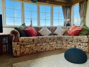 陶因157 Amour Caravan的客厅配有带枕头的沙发。