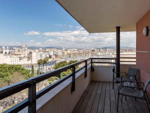 马赛New Hotel of Marseille - Vieux Port的市景阳台配有2把椅子