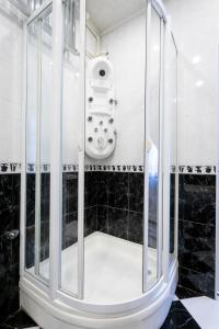 巴库Gardenian Hotel Baku的浴室内带玻璃淋浴间