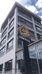 伊斯坦布尔216 Center Suite的前面有标志的建筑