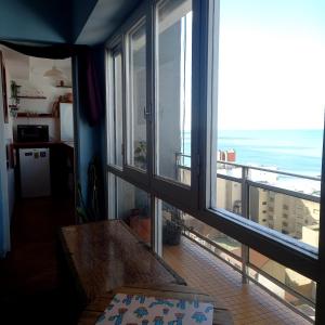 马德普拉塔Hermoso monoambiente con vista al mar en La Perla , Mar del Plata的客房设有海景阳台。