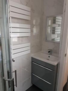 康威Charming Mid Terrace Cottage的白色的浴室设有水槽和镜子