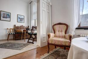 黑灵斯多夫Villa Minheim - FeWo 04的客厅配有椅子和桌子