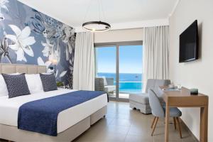 圣帕拉斯凯维Ajul Luxury Hotel & Spa Resort, a Registry Collection Hotel的美景酒店客房 - 带一张床和一张书桌