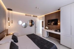 阿依纳帕帕夫洛纳帕海滩酒店的一间卧室配有一张大床和电视