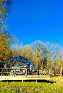 萨拉茨格里瓦Glamping dome tent BUUDA的蓝色结构地的长凳