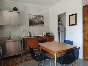 托尔博莱Casa di Nin的厨房配有木桌和椅子