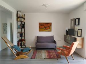 托尔博莱Casa di Nin的客厅配有沙发和椅子
