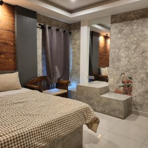 乔木提恩海滩Loft House Resort Pattaya的一间卧室配有一张床,浴室设有浴缸
