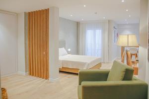 丰沙尔Casal da Penha Apartments的酒店客房,配有床和沙发