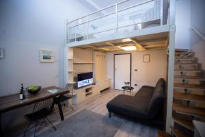 都拉斯Premium Selection Apartments的带沙发的客厅和阁楼。
