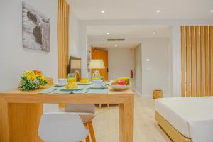 丰沙尔Casal da Penha Apartments的客厅配有带水果的桌子