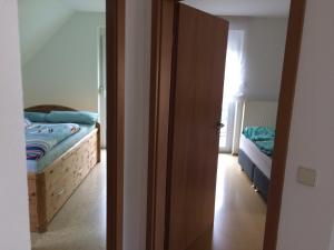 BroggingenBreig,s Ferienwohnung的通向带两张床的卧室的开放式门