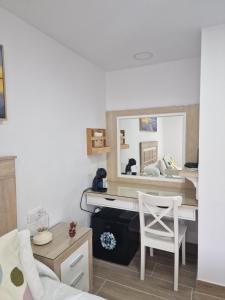 阿格特Alojamiento Agaete Pueblo Nº7的客房设有书桌、床和镜子