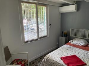 蒙彼利埃Oasis centre charme的一间卧室设有一张床和一个窗口