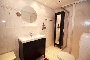 萨斯尼茨Villa Seeblick - Apartment 408的一间带水槽、卫生间和镜子的浴室
