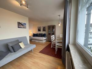 萨斯尼茨Villa Seeblick - Apartment 408的客厅配有沙发和桌子