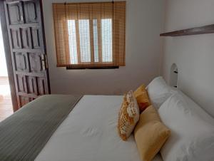 阿雷西费Casa Mocan的一间卧室配有带白色床单和枕头的床。