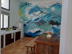 阿雷西费Casa Mocan的厨房配有桌子,墙上挂有绘画作品