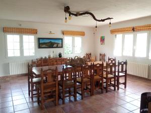 贝塞里尔德拉谢拉El huerto de la Reina的一间带大桌子和椅子的用餐室