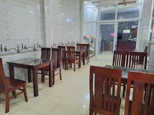 内排Indochina Airport Hotel的餐厅内带桌椅的用餐室