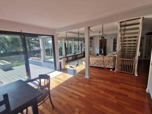 皮瑟兹诺Spacious 3 Bedroom Family Oasis with Sauna, 20 min from Warsaw的客厅铺有木地板,设有玻璃门。