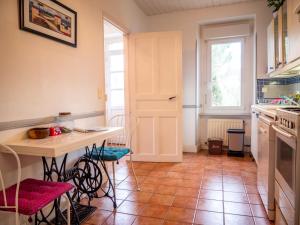 Saint-Jean-dʼAigues-VivesGîtes du Hameau Baylesse的厨房配有桌椅和门