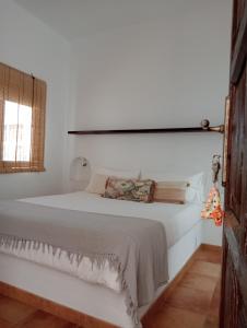 阿雷西费Casa Mocan的白色的卧室设有床和窗户