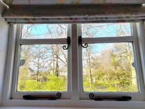 LuckingtonCotswold Cottage Bed & Breakfast的享有庭院景致的窗户