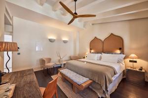 马略卡岛帕尔马Puro Grand Hotel的一间卧室配有一张大床和吊扇