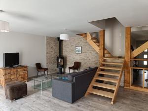 CamuracGîte dans les Pyrénées的一间带楼梯和沙发的客厅