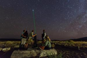巴里代尔Sanbona Wildlife Reserve的一群人站在星星的柱子周围