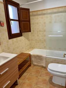 里瓦德塞利亚Casa Mojapies的带浴缸、卫生间和盥洗盆的浴室