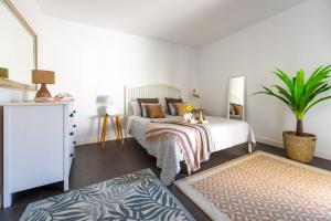 维拉韦德Casilla de Costa的一间卧室设有两张床和盆栽植物