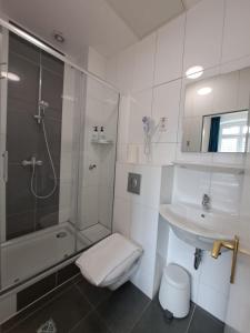 科隆城市展览馆滕珀尔霍夫酒店的带淋浴卫生间和盥洗盆的浴室