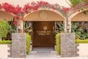 蒙蒂戈杜Casablanca Unique Hotel的红花酒店入口