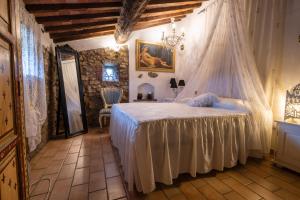 VetuloniaIl Casale La Duchessa的一间卧室配有一张带蚊帐的床