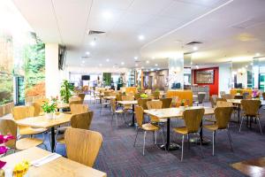 悉尼悉尼中央新城马洛酒店的餐厅内带桌椅的用餐室