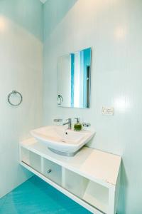 巴库Apartment ProDeLuxe的白色的浴室设有水槽和镜子