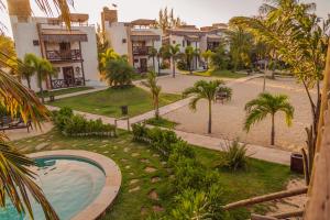 伊卡莱Moriá Eco Lodge的一个带游泳池和棕榈树的度假村
