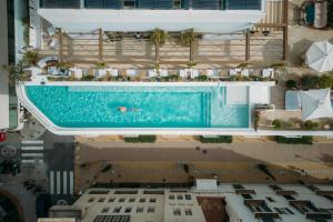 伊维萨镇The Standard, Ibiza的大楼游泳池的顶部景色